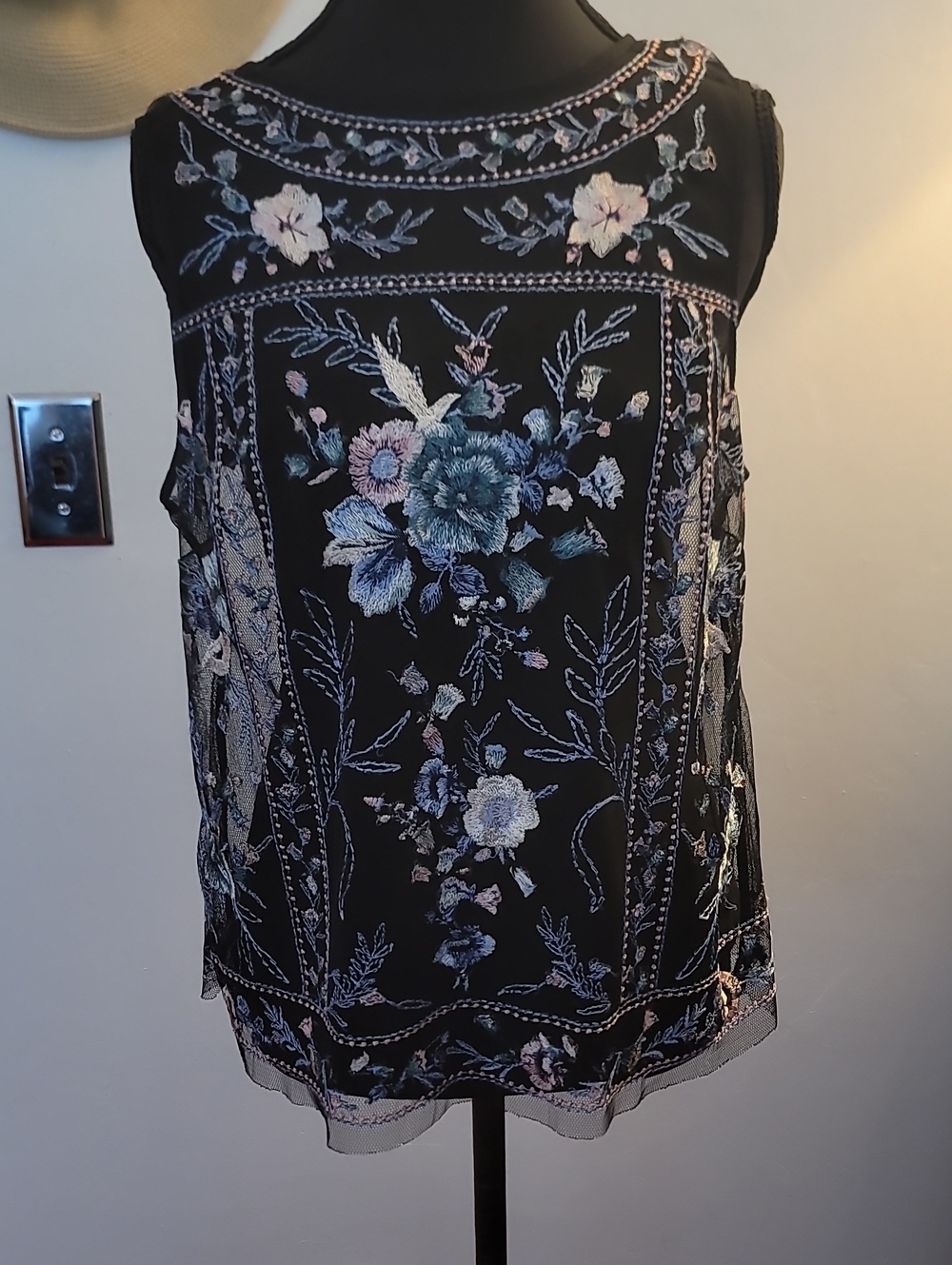 White House Black Market Black Floral Embroidered Sleeveless Camisole Petite Med